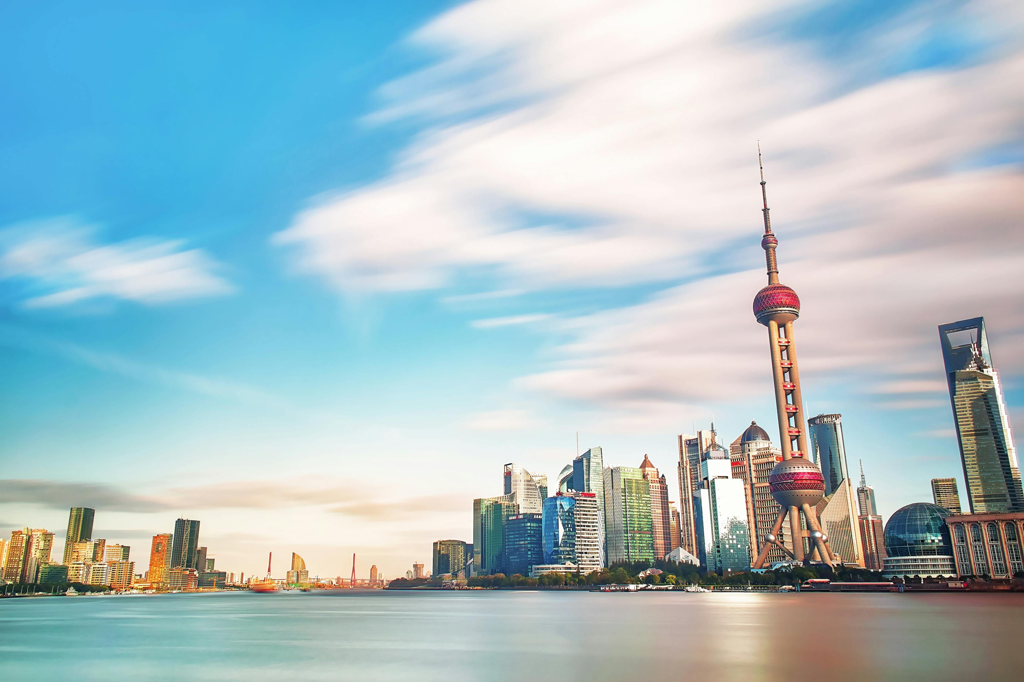 关于上海有人因台风被吹落高坠的传闻——假的！